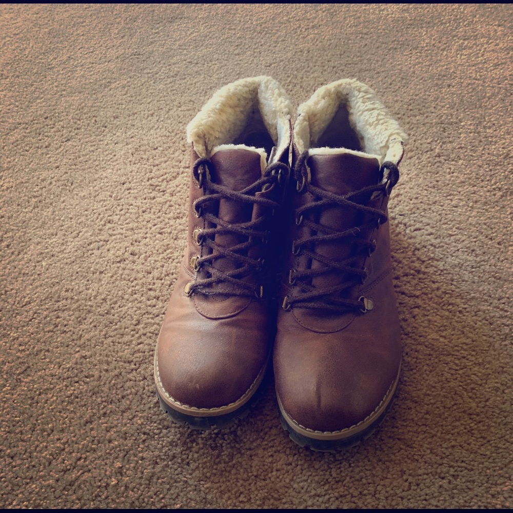 Women’s Sonoma (Kohl’s brand) fur lined boots.